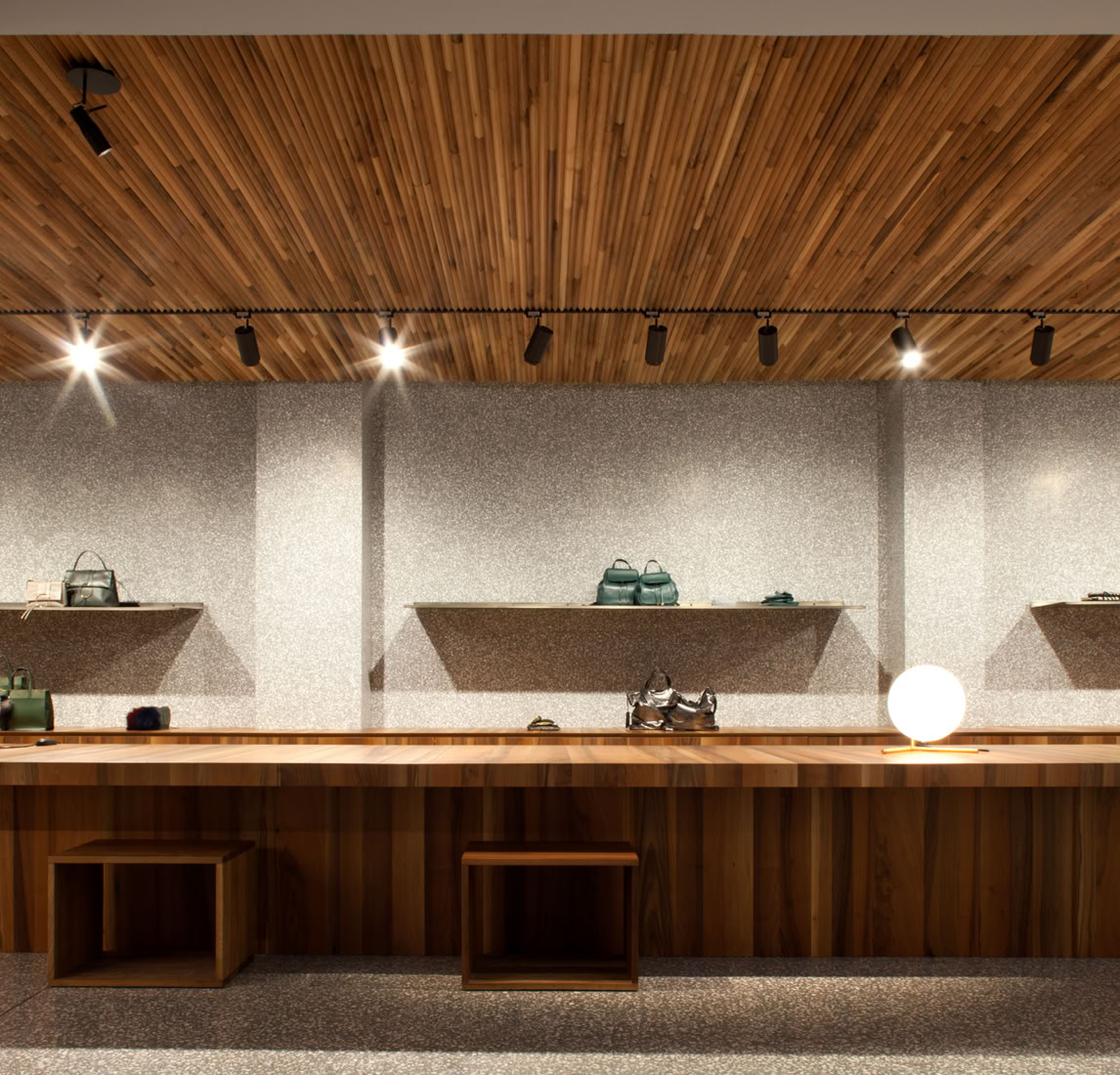 Progettazione dello showroom di Gianni Chiarini a Milano, a cura dello studio di progettazione MD41. Gli interni sono stati rifinit con legno e toni caldi, a contrasto con pareti più grigie.