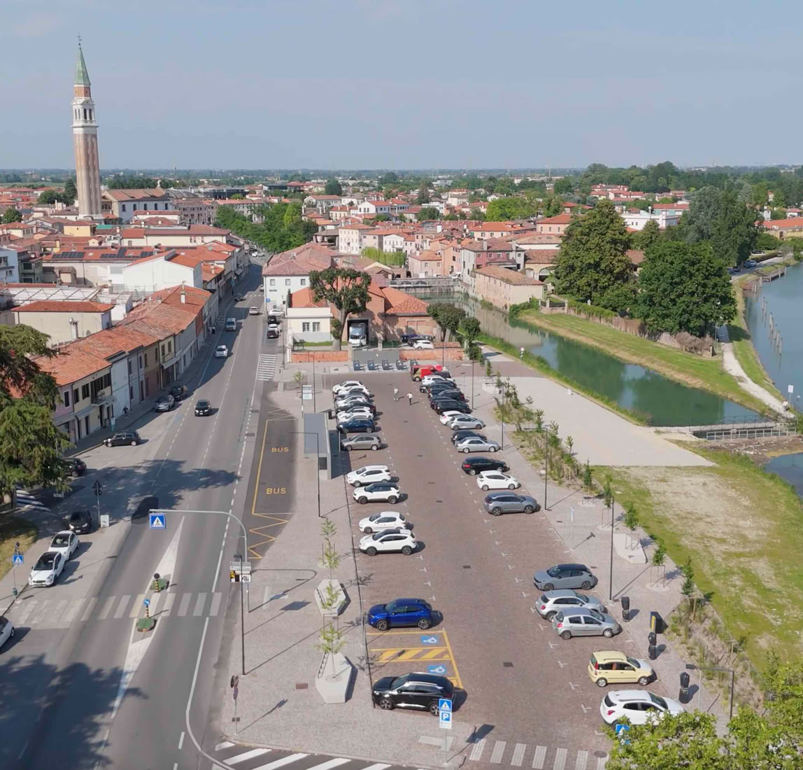 Progetto di riqualifiazione di un'area pubblica con parcheggi e pensilina del bus.