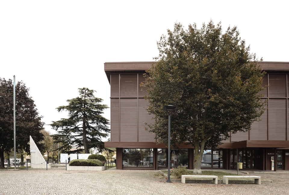 Il progetto firmato MD41 prevedeva la risistemazione e riqualificazione della facciata del municipio.