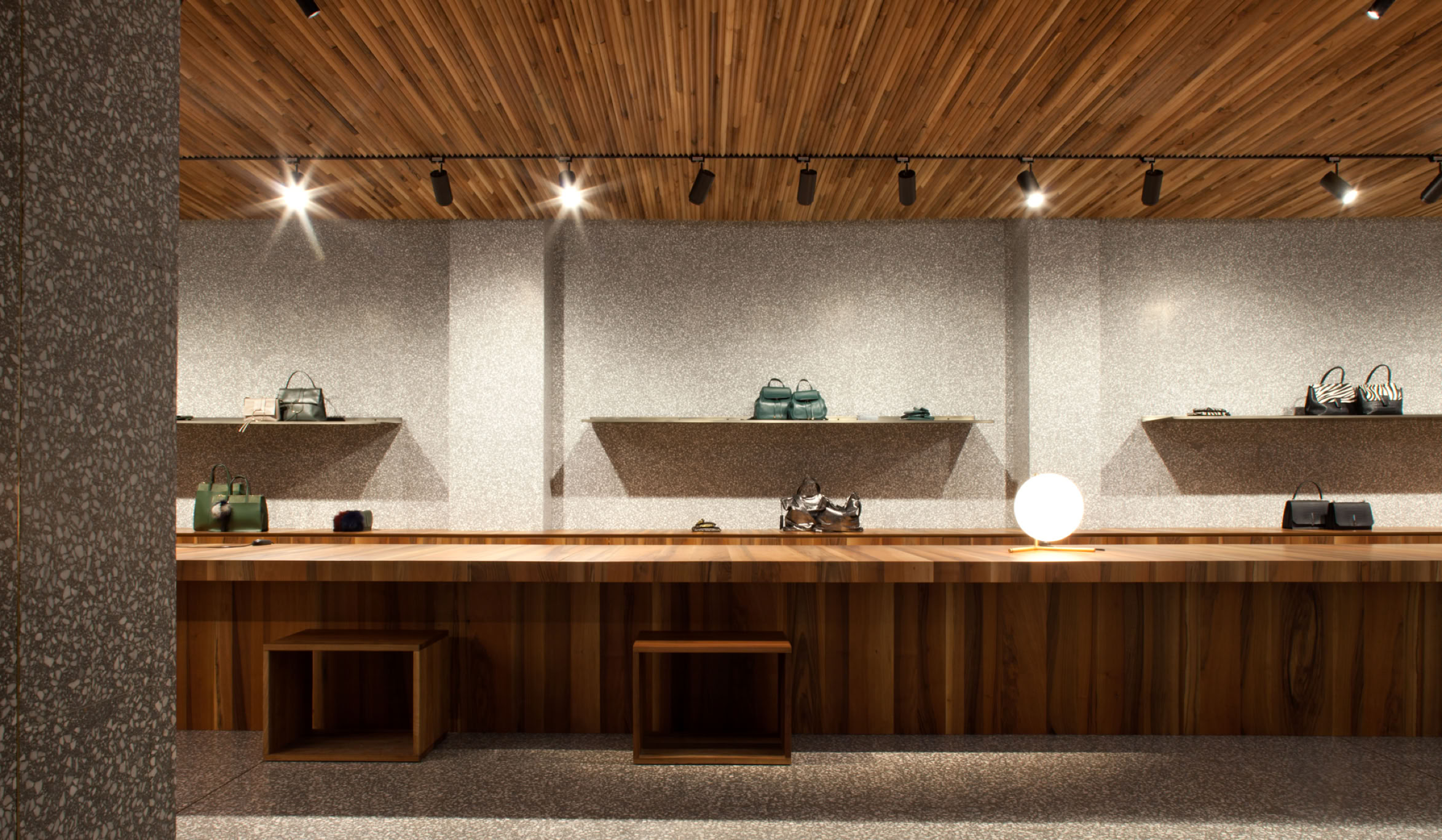 Foto interni dello showroom Gianni Chiarini a Milano, firmati da MD41, spazi espositivi eleganti e materiali selezionati per un ambiente sofisticato.
