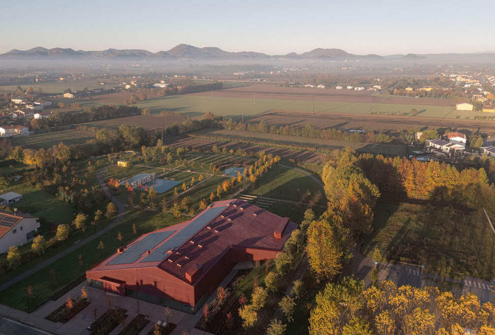 Il Teatro Auditorium di Albignasego, progettato dallo studio MD41, nasce come un edificio contemporaneo che dialoga con la memoria storica dei casolari locali e con il contesto urbano circostante.
